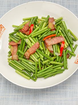 Stir-fried bacon with garlic moss
